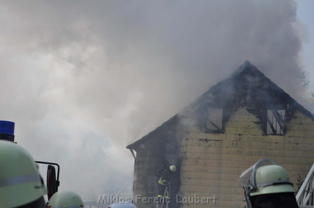 Haus komplett ausgebrannt Leverkusen P15.JPG